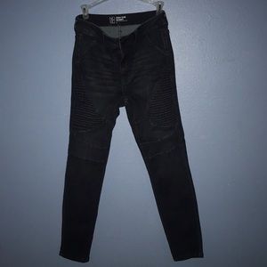 dark blue jeans .
